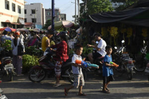 Trẻ Em Myanmar Chơi Té Nước Ngày Tết Thingyan Giữa Cảnh Đổ Nát và Khó Khăn