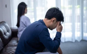 Em dâu thường xuyên có thói quen ngồi chơi và không tham gia vào việc nhà